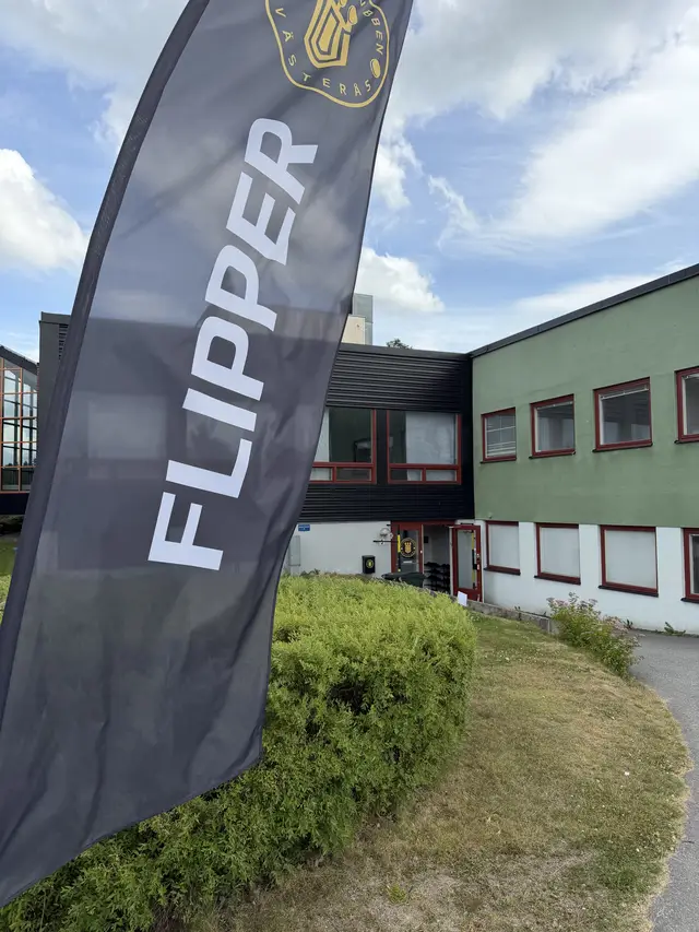 Entrén till Flipperklubben med FLIPPER-flaggan utanför byggnad 344