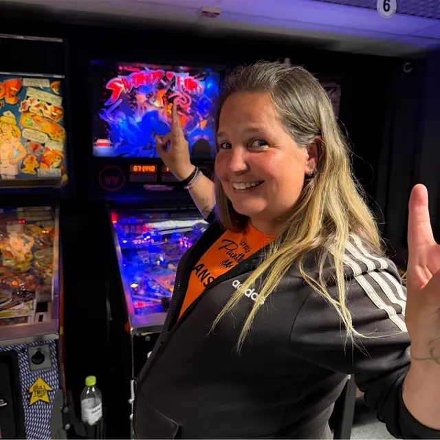 Glad gäst med tummen upp vid sitt favoritspel