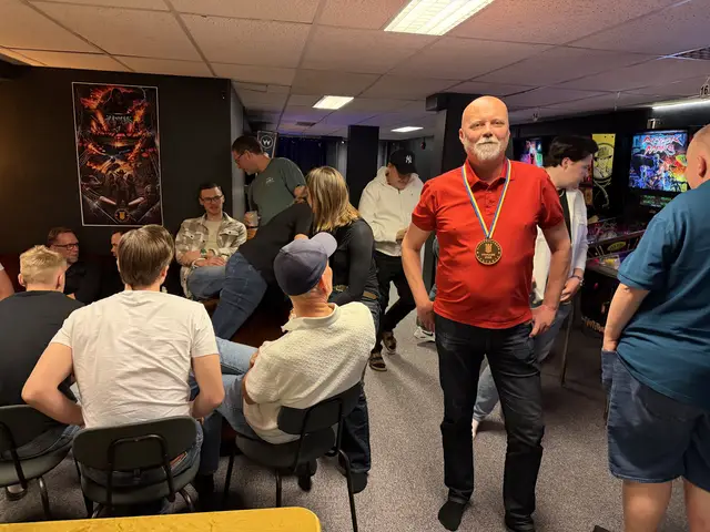Gruppfoto framför flipperspelet Attack from Mars efter turneringen