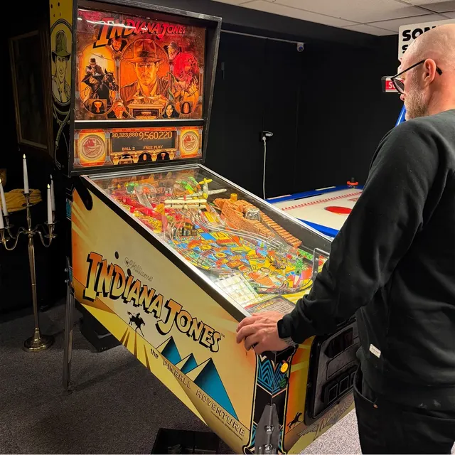 Gäst spelar Indiana Jones-flippern
