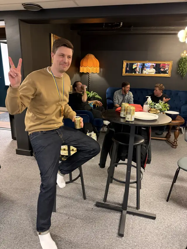 Översikt av lokalen med sittplatser, bar och raden av flipperspel