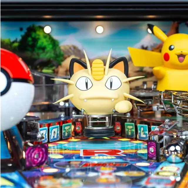 Närbild på den färgstarka spelplanen i Pokémon-flippern