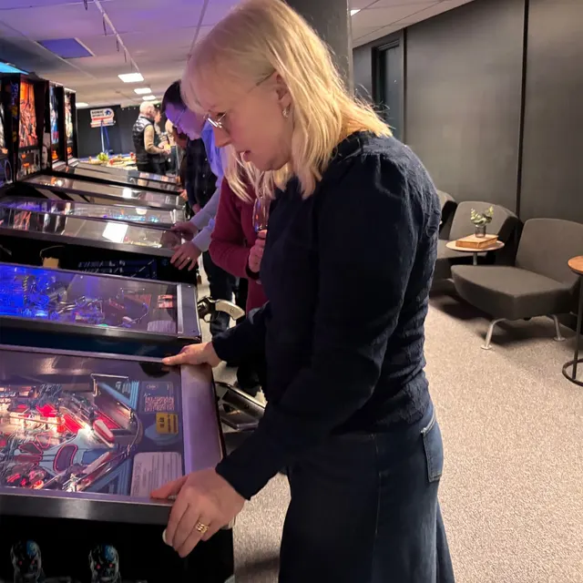 Gäst koncentrerad mitt i en boll vid flippern