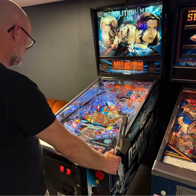Gäst mitt i ett parti på flipperspelet Demolition Man