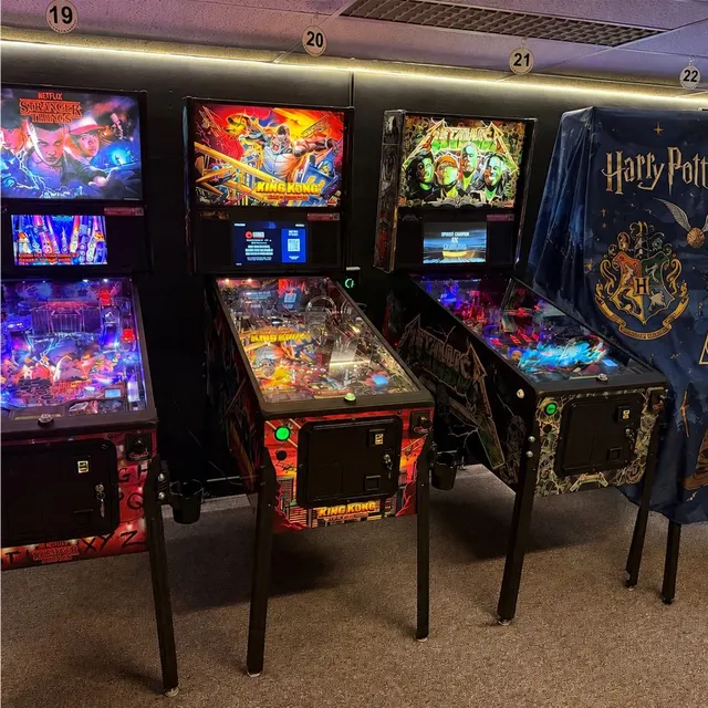 Raden av upplysta flipperspel med Harry Potter längst fram