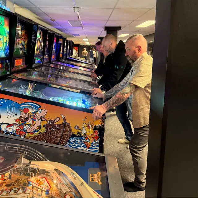 Två gäster spelar sida vid sida i spelraden