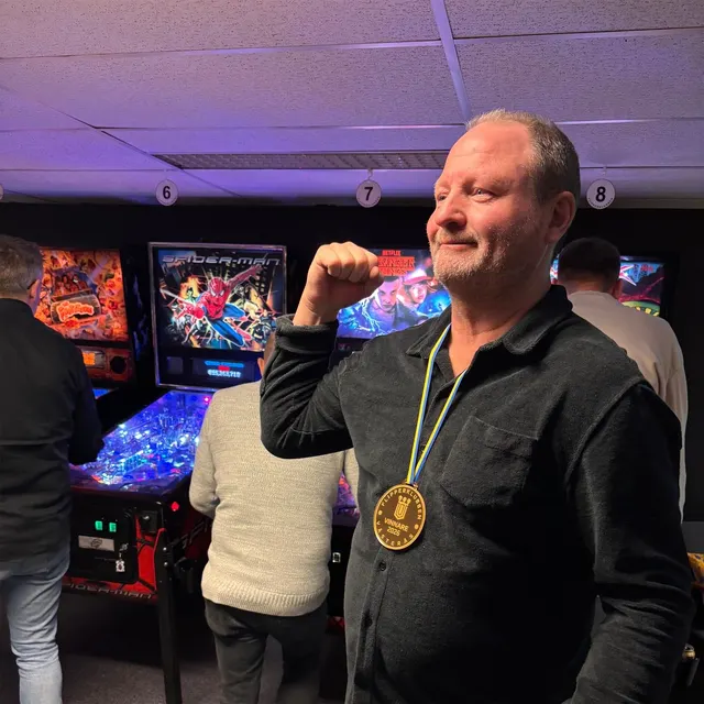 Kvällens vinnare jublar med guldmedaljen runt halsen