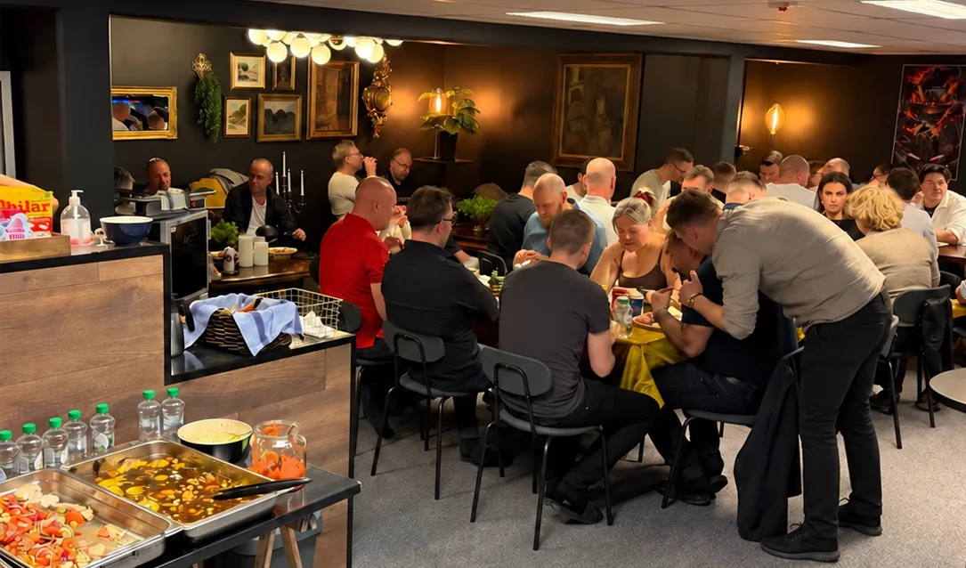 Buffén uppdukad med gästerna vid borden i Flipperklubbens lokal